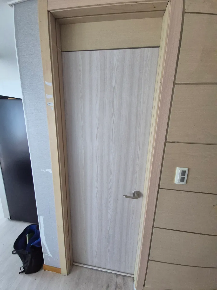 낡은 방문 철거 후 새 문짝·문틀 교체 — 시공 후